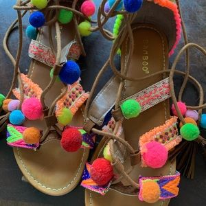 Pom pom sandals